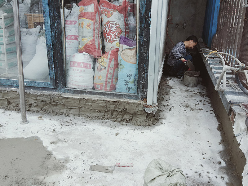 露臺陽臺地面防水改造：首先為陽臺封裝防水，由于是防水工作的第一道防線，因此是千萬不可馬虎的，在做陽臺封裝時(shí)，在選材方面就需要選擇防水防潮的材料，在施工過程中應(yīng)注意做好密閉，若沒有做好封裝的話，陽臺的防水將會大打折扣。 陽臺地面防水的做法與衛(wèi)生間做防水的做法差不多，都是從找平基層開始，再到涂上防水層、鋪上防水材料，最后對地面進(jìn)行檢驗(yàn)，鋪設(shè)地面等。這里需要注意的是，陽臺的防水層完成之后一定要與室內(nèi)地面具有一定的高度差，最好低于室內(nèi)地面2-3cm的高度。 最后需要對陽臺進(jìn)行排水工程工作，在安裝陽臺排水管道時(shí)不要有太多的彎道，否則容易導(dǎo)致排水不便，地漏一定要順暢。