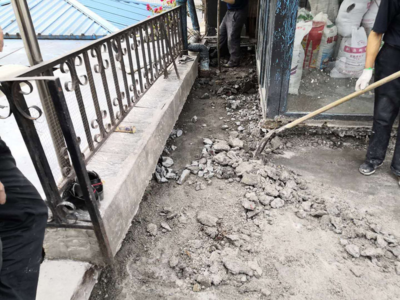 露臺陽臺地面防水改造：首先為陽臺封裝防水，由于是防水工作的第一道防線，因此是千萬不可馬虎的，在做陽臺封裝時(shí)，在選材方面就需要選擇防水防潮的材料，在施工過程中應(yīng)注意做好密閉，若沒有做好封裝的話，陽臺的防水將會大打折扣。 陽臺地面防水的做法與衛(wèi)生間做防水的做法差不多，都是從找平基層開始，再到涂上防水層、鋪上防水材料，最后對地面進(jìn)行檢驗(yàn)，鋪設(shè)地面等。這里需要注意的是，陽臺的防水層完成之后一定要與室內(nèi)地面具有一定的高度差，最好低于室內(nèi)地面2-3cm的高度。 最后需要對陽臺進(jìn)行排水工程工作，在安裝陽臺排水管道時(shí)不要有太多的彎道，否則容易導(dǎo)致排水不便，地漏一定要順暢。