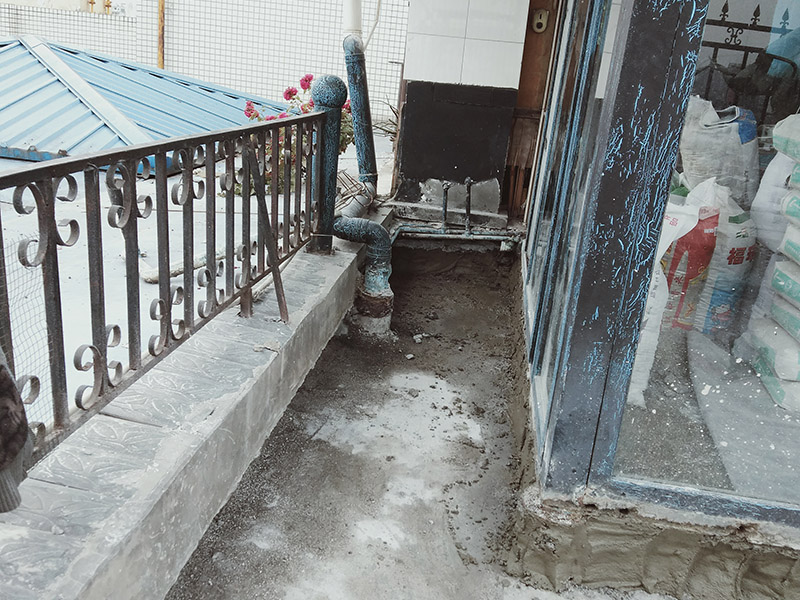 露臺陽臺地面防水改造：首先為陽臺封裝防水，由于是防水工作的第一道防線，因此是千萬不可馬虎的，在做陽臺封裝時(shí)，在選材方面就需要選擇防水防潮的材料，在施工過程中應(yīng)注意做好密閉，若沒有做好封裝的話，陽臺的防水將會大打折扣。 陽臺地面防水的做法與衛(wèi)生間做防水的做法差不多，都是從找平基層開始，再到涂上防水層、鋪上防水材料，最后對地面進(jìn)行檢驗(yàn)，鋪設(shè)地面等。這里需要注意的是，陽臺的防水層完成之后一定要與室內(nèi)地面具有一定的高度差，最好低于室內(nèi)地面2-3cm的高度。 最后需要對陽臺進(jìn)行排水工程工作，在安裝陽臺排水管道時(shí)不要有太多的彎道，否則容易導(dǎo)致排水不便，地漏一定要順暢。