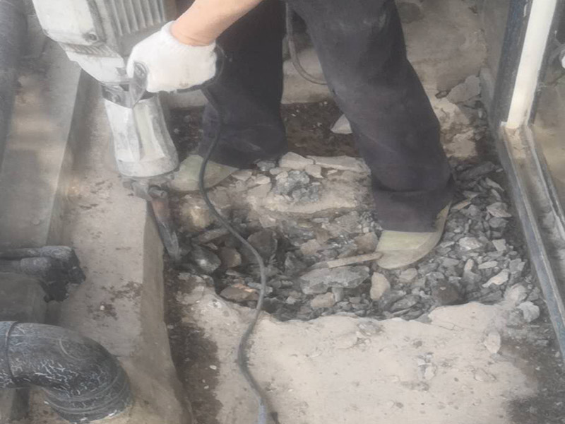 地磚拆除翻新：首先我們應(yīng)查看原有磚的現(xiàn)狀，若出現(xiàn)局部破損、出現(xiàn)多處發(fā)出咚咚聲或掉落、嚴重污跡，針對這樣的情況我們必須拆除更換，因為簡單的去修補達不到好的效果了，因為如果你只想換其中的幾塊磚，很難選到顏色、型號和款式一致的地磚。 瓷質(zhì)磚表面處理劑和粘結(jié)劑，這些材料可直接涂刷于舊磚面上，接著直接鋪上新磚即可，節(jié)省了時間和精力，無論為何種瓷磚，都可以直接在舊瓷磚上直接貼新磚。但是若有重起鼓或損壞的瓷磚需鏟除，然后用表面處理劑修補，最后用瓷磚粘結(jié)劑粘貼新瓷磚即可。