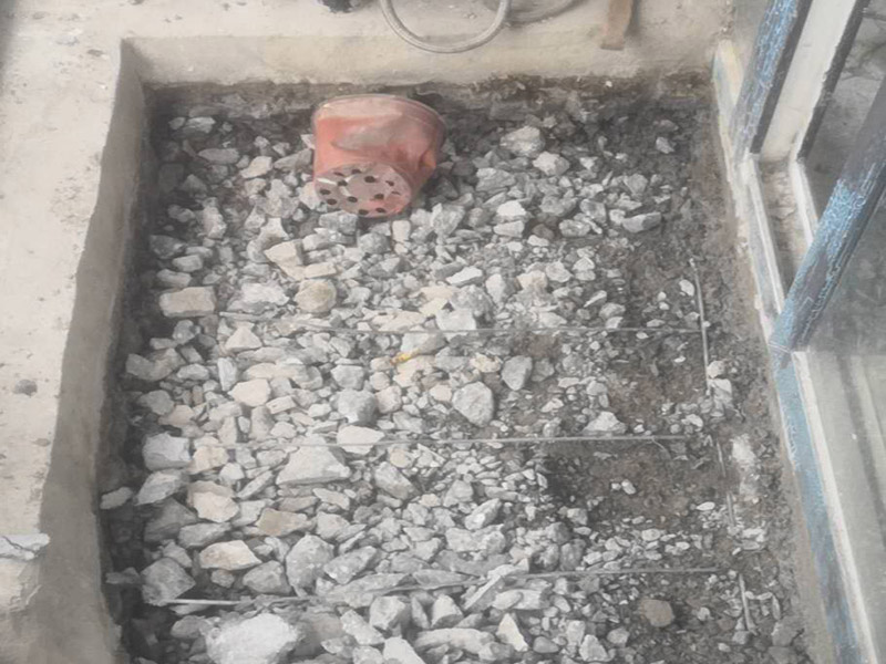 地磚拆除翻新：首先我們應(yīng)查看原有磚的現(xiàn)狀，若出現(xiàn)局部破損、出現(xiàn)多處發(fā)出咚咚聲或掉落、嚴重污跡，針對這樣的情況我們必須拆除更換，因為簡單的去修補達不到好的效果了，因為如果你只想換其中的幾塊磚，很難選到顏色、型號和款式一致的地磚。 瓷質(zhì)磚表面處理劑和粘結(jié)劑，這些材料可直接涂刷于舊磚面上，接著直接鋪上新磚即可，節(jié)省了時間和精力，無論為何種瓷磚，都可以直接在舊瓷磚上直接貼新磚。但是若有重起鼓或損壞的瓷磚需鏟除，然后用表面處理劑修補，最后用瓷磚粘結(jié)劑粘貼新瓷磚即可。