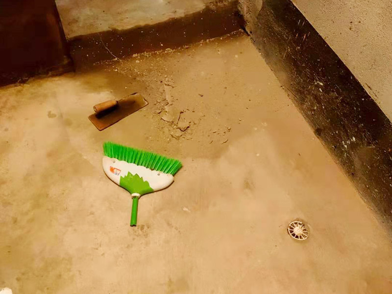 衛(wèi)生間局部翻新：衛(wèi)生間改造中水電的改造尤為重要且需要最早開始著手，由于會(huì)涉及到浴霸采暖、燈光的線路走向、水管的入墻等問題，所以在改造之前需制定一個(gè)詳細(xì)的水電走向設(shè)計(jì)，從而提高安全質(zhì)量以及滿足裝修業(yè)主們生活的需要。其次就是需要對(duì)其做相應(yīng)的防水處理。因?yàn)樵谌粘５募彝ブ校l(wèi)生間的水是處處可見的，非常潮濕。衛(wèi)生間內(nèi)的防水涂料是由地面延伸到墻面的，涂刷過程中精良的保證厚度均勻。還需要處理好地面和墻面交界處的各類管件的涂刷。待防水處理完全確定后，等待地面干透就可以做后續(xù)的工程了。這里要著重提醒，衛(wèi)生間下水口位置的防水要特別處理好，保證今后的檢查與維修。