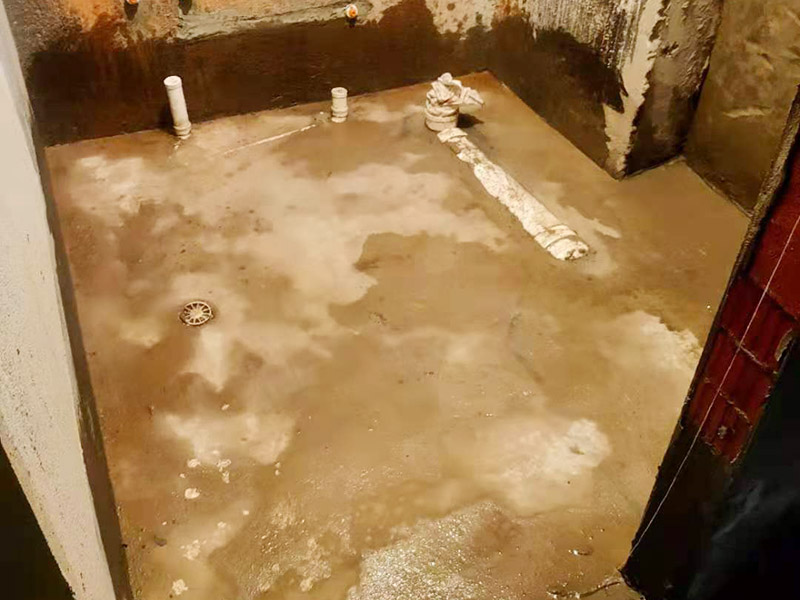 衛(wèi)生間局部翻新：衛(wèi)生間改造中水電的改造尤為重要且需要最早開始著手，由于會(huì)涉及到浴霸采暖、燈光的線路走向、水管的入墻等問題，所以在改造之前需制定一個(gè)詳細(xì)的水電走向設(shè)計(jì)，從而提高安全質(zhì)量以及滿足裝修業(yè)主們生活的需要。其次就是需要對(duì)其做相應(yīng)的防水處理。因?yàn)樵谌粘５募彝ブ?，衛(wèi)生間的水是處處可見的，非常潮濕。衛(wèi)生間內(nèi)的防水涂料是由地面延伸到墻面的，涂刷過程中精良的保證厚度均勻。還需要處理好地面和墻面交界處的各類管件的涂刷。待防水處理完全確定后，等待地面干透就可以做后續(xù)的工程了。這里要著重提醒，衛(wèi)生間下水口位置的防水要特別處理好，保證今后的檢查與維修。