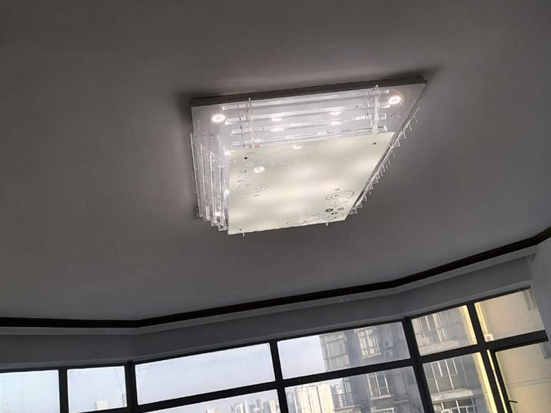 客廳吸頂燈安裝：拆開包裝，先把底座上自帶的一點(diǎn)線頭去掉，再把燈管取出來(lái)，把底座放到位置上，畫好孔的位置。按照吸頂燈的安裝孔位，在天花上打眼，在打好眼的地方打入膠體，用以固定螺絲。把底座放上去，轉(zhuǎn)個(gè)角度，帶緊螺絲接線，把燈管再裝回，然后再把燈罩蓋好。