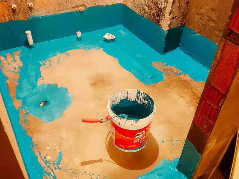 衛(wèi)生間局部翻新：衛(wèi)生間改造中水電的改造尤為重要且需要最早開始著手，由于會(huì)涉及到浴霸采暖、燈光的線路走向、水管的入墻等問題，所以在改造之前需制定一個(gè)詳細(xì)的水電走向設(shè)計(jì)，從而提高安全質(zhì)量以及滿足裝修業(yè)主們生活的需要。其次就是需要對(duì)其做相應(yīng)的防水處理。因?yàn)樵谌粘５募彝ブ?，衛(wèi)生間的水是處處可見的，非常潮濕。衛(wèi)生間內(nèi)的防水涂料是由地面延伸到墻面的，涂刷過程中精良的保證厚度均勻。還需要處理好地面和墻面交界處的各類管件的涂刷。待防水處理完全確定后，等待地面干透就可以做后續(xù)的工程了。這里要著重提醒，衛(wèi)生間下水口位置的防水要特別處理好，保證今后的檢查與維修。