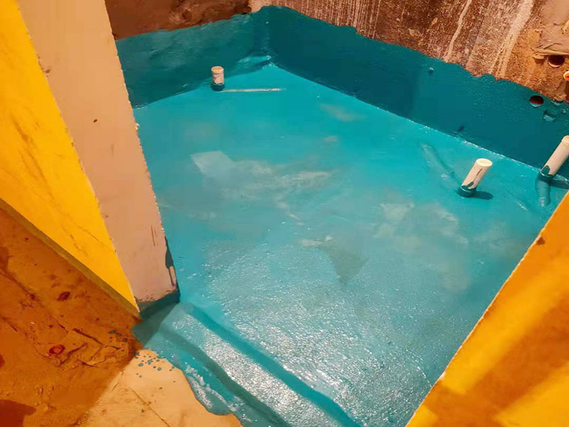 衛(wèi)生間局部翻新：衛(wèi)生間改造中水電的改造尤為重要且需要最早開始著手，由于會(huì)涉及到浴霸采暖、燈光的線路走向、水管的入墻等問題，所以在改造之前需制定一個(gè)詳細(xì)的水電走向設(shè)計(jì)，從而提高安全質(zhì)量以及滿足裝修業(yè)主們生活的需要。其次就是需要對(duì)其做相應(yīng)的防水處理。因?yàn)樵谌粘５募彝ブ?，衛(wèi)生間的水是處處可見的，非常潮濕。衛(wèi)生間內(nèi)的防水涂料是由地面延伸到墻面的，涂刷過程中精良的保證厚度均勻。還需要處理好地面和墻面交界處的各類管件的涂刷。待防水處理完全確定后，等待地面干透就可以做后續(xù)的工程了。這里要著重提醒，衛(wèi)生間下水口位置的防水要特別處理好，保證今后的檢查與維修。