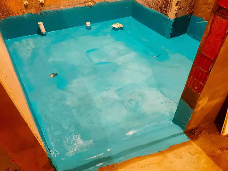 衛(wèi)生間局部翻新：衛(wèi)生間改造中水電的改造尤為重要且需要最早開始著手，由于會(huì)涉及到浴霸采暖、燈光的線路走向、水管的入墻等問題，所以在改造之前需制定一個(gè)詳細(xì)的水電走向設(shè)計(jì)，從而提高安全質(zhì)量以及滿足裝修業(yè)主們生活的需要。其次就是需要對(duì)其做相應(yīng)的防水處理。因?yàn)樵谌粘５募彝ブ?，衛(wèi)生間的水是處處可見的，非常潮濕。衛(wèi)生間內(nèi)的防水涂料是由地面延伸到墻面的，涂刷過程中精良的保證厚度均勻。還需要處理好地面和墻面交界處的各類管件的涂刷。待防水處理完全確定后，等待地面干透就可以做后續(xù)的工程了。這里要著重提醒，衛(wèi)生間下水口位置的防水要特別處理好，保證今后的檢查與維修。