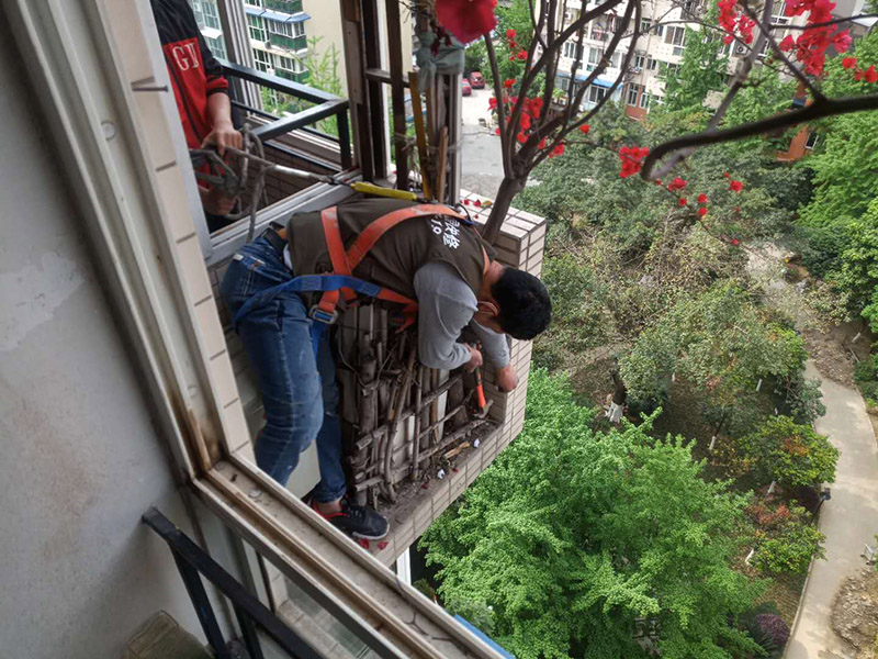 陽臺植物拆除:將陽臺和客廳打通。很多人想擴大自家客廳面積，改善采光情況，因此就選擇打通陽臺和客廳，這并不是完全不行的，但是要考慮戶型的實際情況。有的戶型陽臺的墻是用來抗震的，如果拆掉，短期看不出問題，但是長期使用必然會影響房子的承載能力，遇到嚴重災禍的時候，就完全無法抵抗了。