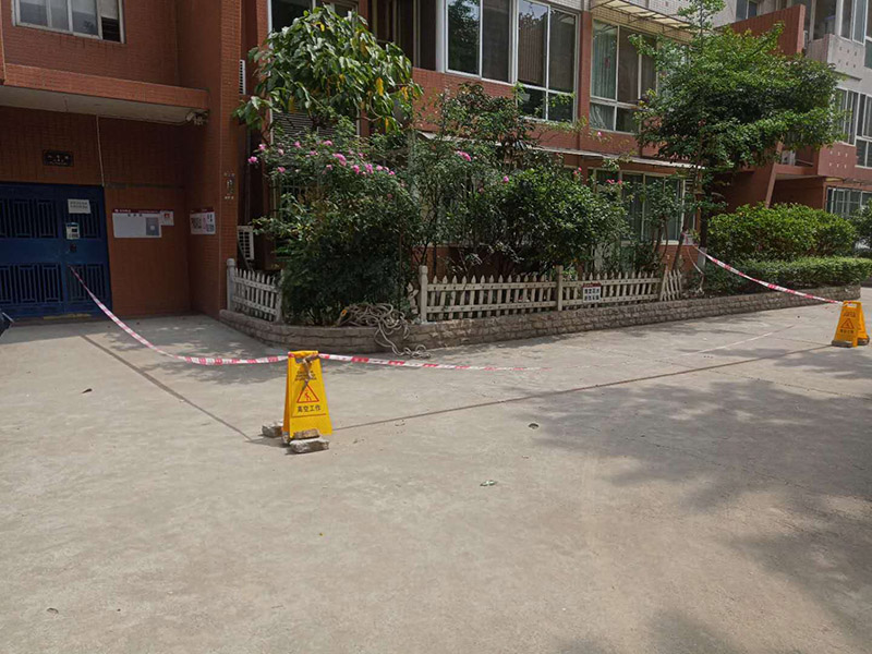 陽臺植物拆除:將陽臺和客廳打通。很多人想擴大自家客廳面積，改善采光情況，因此就選擇打通陽臺和客廳，這并不是完全不行的，但是要考慮戶型的實際情況。有的戶型陽臺的墻是用來抗震的，如果拆掉，短期看不出問題，但是長期使用必然會影響房子的承載能力，遇到嚴重災禍的時候，就完全無法抵抗了。