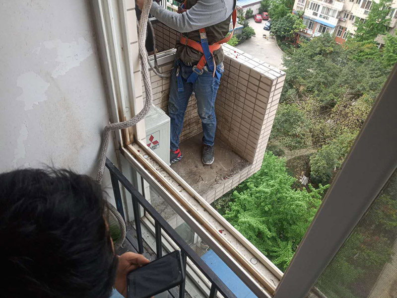 陽臺植物清理打掃：清理植物是一個很麻煩的過程，對于大型植物如芭蕉樹發(fā)財樹需要的工程量還是比較大的，所以最好將植物搬至衛(wèi)生間或者陽臺進行操作。如果家中有院子，也可以將它們搬到院子里，這樣也好方便打理，盡量避免破壞家中其他環(huán)境。 如果不想將開放式陽臺改為封閉式陽臺，可以選擇在安裝陽臺窗簾來進行阻隔。一般在灰塵很大的時候，將窗簾拉上，能夠有效緩解陽臺灰塵大的問題，而且還具有隔音的效果，一舉兩得。無框窗的設計，既能緩解封閉式陽臺的壓抑感（通風、采光沒有問題），大片的玻璃，足夠有效的阻隔灰塵臟污。  有些綠植具有除污納垢的功能，在陽臺上多養(yǎng)些這樣的綠植花卉，一方面能夠有效地緩解陽臺灰塵臟污，另一方面也改善了家居生活的環(huán)境。