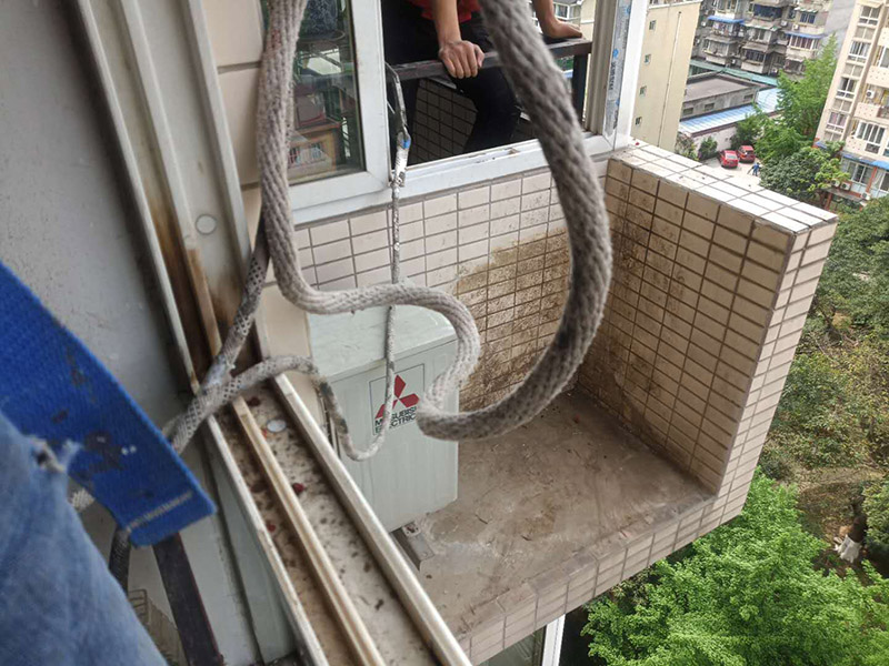 陽臺植物清理打掃：清理植物是一個很麻煩的過程，對于大型植物如芭蕉樹發(fā)財樹需要的工程量還是比較大的，所以最好將植物搬至衛(wèi)生間或者陽臺進行操作。如果家中有院子，也可以將它們搬到院子里，這樣也好方便打理，盡量避免破壞家中其他環(huán)境。 如果不想將開放式陽臺改為封閉式陽臺，可以選擇在安裝陽臺窗簾來進行阻隔。一般在灰塵很大的時候，將窗簾拉上，能夠有效緩解陽臺灰塵大的問題，而且還具有隔音的效果，一舉兩得。無框窗的設計，既能緩解封閉式陽臺的壓抑感（通風、采光沒有問題），大片的玻璃，足夠有效的阻隔灰塵臟污。  有些綠植具有除污納垢的功能，在陽臺上多養(yǎng)些這樣的綠植花卉，一方面能夠有效地緩解陽臺灰塵臟污，另一方面也改善了家居生活的環(huán)境。