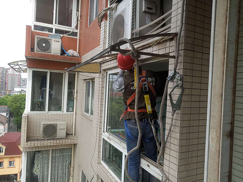 雨棚拆除：如果僅僅是在一層，作為進(jìn)戶(hù)雨篷，則不計(jì)算：1.雨篷結(jié)構(gòu)的外邊線(xiàn)至外墻結(jié)構(gòu)外邊線(xiàn)的寬度超過(guò)2.10m者，應(yīng)按雨篷結(jié)構(gòu)板的水平投影面積的1／2計(jì)算。 2.建筑物的陽(yáng)臺(tái)均應(yīng)按其水平投影面積的1／2計(jì)算。 3.有永久性頂蓋無(wú)圍護(hù)結(jié)構(gòu)的車(chē)棚、貨棚、站臺(tái)、加油站、收費(fèi)站等，應(yīng)按其頂蓋水平投影面積的1／2計(jì)算。 4.有永久性頂蓋的室外樓梯，應(yīng)按建筑物自然層的水平投影面積的1／2計(jì)算。