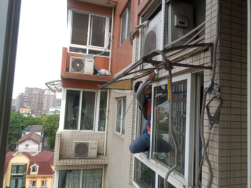 雨棚拆除：如果僅僅是在一層，作為進(jìn)戶(hù)雨篷，則不計(jì)算：1.雨篷結(jié)構(gòu)的外邊線(xiàn)至外墻結(jié)構(gòu)外邊線(xiàn)的寬度超過(guò)2.10m者，應(yīng)按雨篷結(jié)構(gòu)板的水平投影面積的1／2計(jì)算。 2.建筑物的陽(yáng)臺(tái)均應(yīng)按其水平投影面積的1／2計(jì)算。 3.有永久性頂蓋無(wú)圍護(hù)結(jié)構(gòu)的車(chē)棚、貨棚、站臺(tái)、加油站、收費(fèi)站等，應(yīng)按其頂蓋水平投影面積的1／2計(jì)算。 4.有永久性頂蓋的室外樓梯，應(yīng)按建筑物自然層的水平投影面積的1／2計(jì)算。