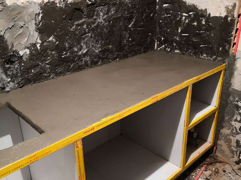 廚房櫥柜安裝：一般師傅進(jìn)場(chǎng)會(huì)先對(duì)廚房進(jìn)行初步的，打掃清理堆放的垃圾等物品方便施工。認(rèn)證負(fù)責(zé)的師傅還會(huì)用抹布等擦拭地柜吊柜遮擋部分的瓷磚（也可以安裝擺放時(shí)候同步進(jìn)行）。然后拆包裝分出中臺(tái)板門板等分類擺放，會(huì)把拆開的包裝紙板鋪放在要地面，在上面組裝柜體不會(huì)劃傷瓷磚及柜體。吊柜地柜組裝完畢就可以按照?qǐng)D紙擺放地柜，如果是L型或者U型，要先確定兩邊的柜子位置，最后用轉(zhuǎn)角柜來調(diào)整距離，因?yàn)樵O(shè)計(jì)師在設(shè)計(jì)時(shí)會(huì)對(duì)轉(zhuǎn)角柜和墻面尺寸做預(yù)留，轉(zhuǎn)角柜上面的調(diào)整板就是用來調(diào)整誤差尺寸的。擺放好就可以調(diào)整水平了，現(xiàn)在使用水平儀來調(diào)整居多，個(gè)人覺得水平尺更好的調(diào)整，水平儀更方便快捷。調(diào)整好就可以調(diào)整柜子位置開關(guān)插座開孔，連接柜體后就可以安裝吊柜了，安裝吊柜如果有高柜和臺(tái)上柜盡量高度一樣，個(gè)別情況出外。吊柜高度按照客戶身高及使用習(xí)慣來確定。