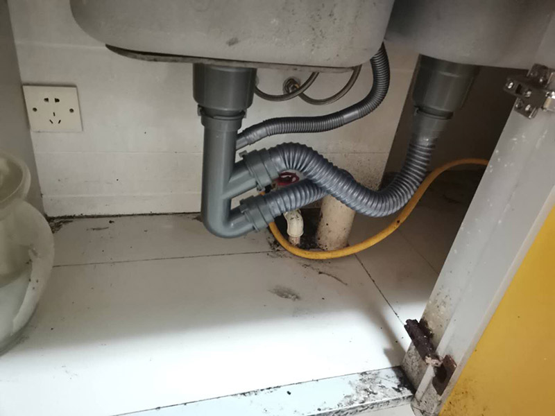 水槽下水管維修：首先，要檢查地板和屋頂是否有漏水的縫隙，廚衛(wèi)地面也要做蓄水相關(guān)的實驗，確定不漏水之后，再檢查水管及配件是否有破損、是否牢固。安裝溢水孔的下水管。溢水孔是避免水槽向外溢水的保護孔，所以要注意其與槽體銜接處的密封性，確保溢水孔的下水管自身不漏水。安裝過濾籃的下水管。濾籃的下水管在安裝時，要注意下水管和槽體之間的銜接，切忌不牢固、密封不嚴。安裝整體的排水管。當(dāng)遇到兩個過濾籃的水槽，且兩個下水管之間的距離有近遠，就需要對水管進行切割作業(yè)，要十分留意的是每個接口的密封性。水槽放入臺面后，需要在槽體和臺面間安裝配套的掛片，將水槽安裝牢固，以避免那些細小的空隙導(dǎo)致槽體左右搖晃。進行排水實驗。等到基本安裝完成后，再將過濾籃也安裝好，就開始進行排水實驗。具體為先將水槽放滿水，測試兩個過濾籃下水及溢水孔下水的排水狀態(tài)，若發(fā)現(xiàn)有滲水現(xiàn)象，應(yīng)馬上返工。