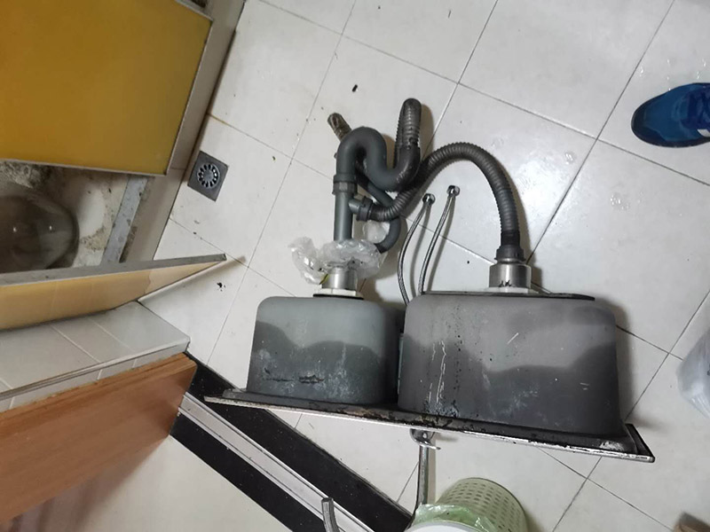 水槽下水管維修：首先，要檢查地板和屋頂是否有漏水的縫隙，廚衛(wèi)地面也要做蓄水相關(guān)的實驗，確定不漏水之后，再檢查水管及配件是否有破損、是否牢固。安裝溢水孔的下水管。溢水孔是避免水槽向外溢水的保護孔，所以要注意其與槽體銜接處的密封性，確保溢水孔的下水管自身不漏水。安裝過濾籃的下水管。濾籃的下水管在安裝時，要注意下水管和槽體之間的銜接，切忌不牢固、密封不嚴。安裝整體的排水管。當(dāng)遇到兩個過濾籃的水槽，且兩個下水管之間的距離有近遠，就需要對水管進行切割作業(yè)，要十分留意的是每個接口的密封性。水槽放入臺面后，需要在槽體和臺面間安裝配套的掛片，將水槽安裝牢固，以避免那些細小的空隙導(dǎo)致槽體左右搖晃。進行排水實驗。等到基本安裝完成后，再將過濾籃也安裝好，就開始進行排水實驗。具體為先將水槽放滿水，測試兩個過濾籃下水及溢水孔下水的排水狀態(tài)，若發(fā)現(xiàn)有滲水現(xiàn)象，應(yīng)馬上返工。