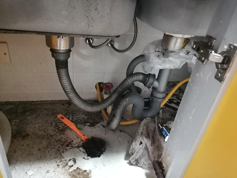 水槽下水管維修：首先，要檢查地板和屋頂是否有漏水的縫隙，廚衛(wèi)地面也要做蓄水相關(guān)的實驗，確定不漏水之后，再檢查水管及配件是否有破損、是否牢固。安裝溢水孔的下水管。溢水孔是避免水槽向外溢水的保護孔，所以要注意其與槽體銜接處的密封性，確保溢水孔的下水管自身不漏水。安裝過濾籃的下水管。濾籃的下水管在安裝時，要注意下水管和槽體之間的銜接，切忌不牢固、密封不嚴。安裝整體的排水管。當(dāng)遇到兩個過濾籃的水槽，且兩個下水管之間的距離有近遠，就需要對水管進行切割作業(yè)，要十分留意的是每個接口的密封性。水槽放入臺面后，需要在槽體和臺面間安裝配套的掛片，將水槽安裝牢固，以避免那些細小的空隙導(dǎo)致槽體左右搖晃。進行排水實驗。等到基本安裝完成后，再將過濾籃也安裝好，就開始進行排水實驗。具體為先將水槽放滿水，測試兩個過濾籃下水及溢水孔下水的排水狀態(tài)，若發(fā)現(xiàn)有滲水現(xiàn)象，應(yīng)馬上返工。