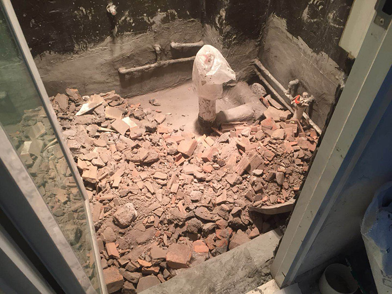 衛(wèi)生間防水施工：1、刷第一遍防水涂料，施工前確保工地干凈、干燥；2、刷第二遍防水涂料，干透后才能進(jìn)行第二遍；3、在防水涂料表面鋪上保護(hù)層，覆蓋防水層；4、閉水試驗，水線不能低于2厘米；5、基層處理、清理，做找平層、二次蓄水試驗。