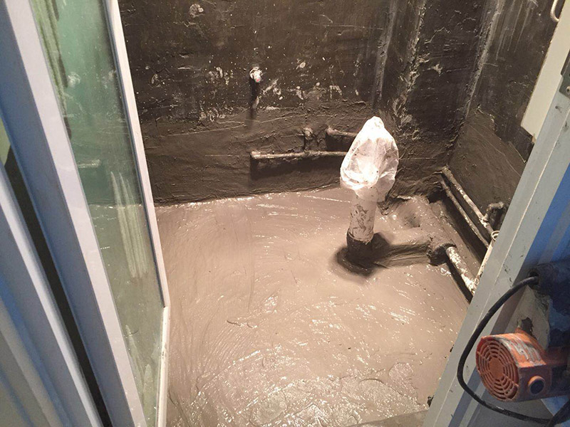 衛(wèi)生間防水施工：1、刷第一遍防水涂料，施工前確保工地干凈、干燥；2、刷第二遍防水涂料，干透后才能進(jìn)行第二遍；3、在防水涂料表面鋪上保護(hù)層，覆蓋防水層；4、閉水試驗，水線不能低于2厘米；5、基層處理、清理，做找平層、二次蓄水試驗。