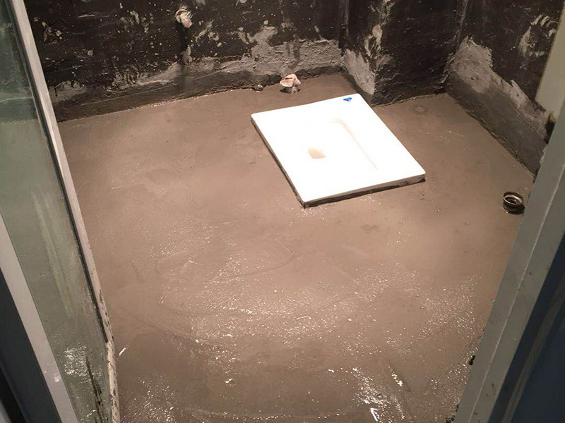 衛(wèi)生間防水施工：1、刷第一遍防水涂料，施工前確保工地干凈、干燥；2、刷第二遍防水涂料，干透后才能進(jìn)行第二遍；3、在防水涂料表面鋪上保護(hù)層，覆蓋防水層；4、閉水試驗，水線不能低于2厘米；5、基層處理、清理，做找平層、二次蓄水試驗。