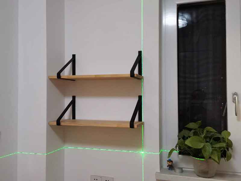 置物架安裝：測(cè)量拉線(xiàn)就是需要對(duì)安裝的高度、置物架的鉆孔位置進(jìn)行測(cè)量匹配。選定安裝位置后，用鉛筆做上記號(hào)；拉線(xiàn)做好標(biāo)記后，在安裝前用尺子檢查一下該平直的線(xiàn)是否平直;用沖擊鉆在標(biāo)記號(hào)的孔位鉆孔，孔的大小要略大于用于固定的螺栓的直徑。墻體是整個(gè)居室的支撐結(jié)構(gòu)，涉及到在墻面安裝，即使是很小的墻上置物架，也要考慮墻體條件。