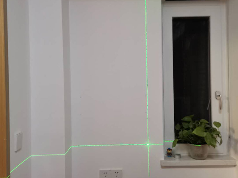 置物架安裝：測(cè)量拉線(xiàn)就是需要對(duì)安裝的高度、置物架的鉆孔位置進(jìn)行測(cè)量匹配。選定安裝位置后，用鉛筆做上記號(hào)；拉線(xiàn)做好標(biāo)記后，在安裝前用尺子檢查一下該平直的線(xiàn)是否平直;用沖擊鉆在標(biāo)記號(hào)的孔位鉆孔，孔的大小要略大于用于固定的螺栓的直徑。墻體是整個(gè)居室的支撐結(jié)構(gòu)，涉及到在墻面安裝，即使是很小的墻上置物架，也要考慮墻體條件。