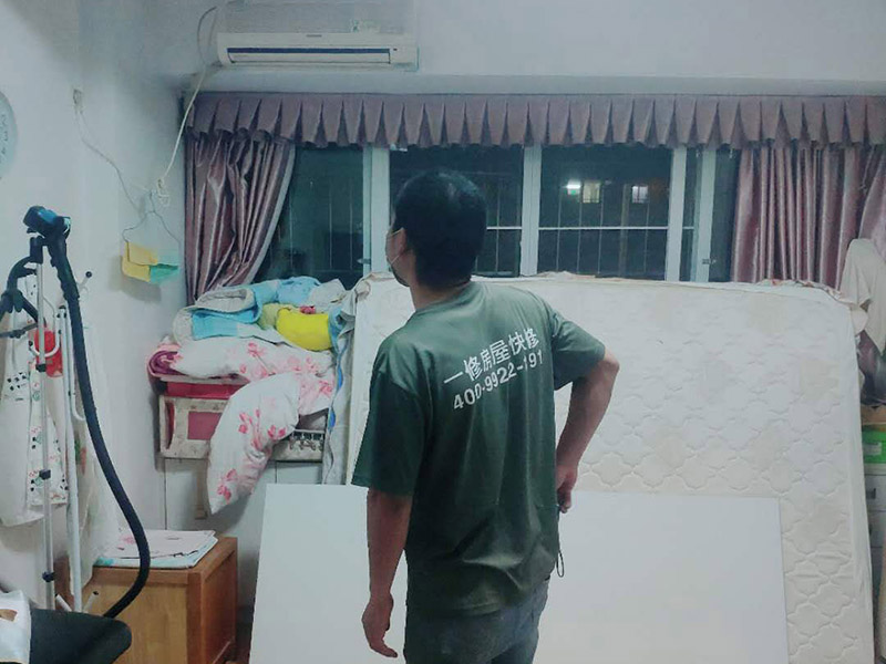 置物架安裝：測(cè)量拉線(xiàn)就是需要對(duì)安裝的高度、置物架的鉆孔位置進(jìn)行測(cè)量匹配。選定安裝位置后，用鉛筆做上記號(hào)；拉線(xiàn)做好標(biāo)記后，在安裝前用尺子檢查一下該平直的線(xiàn)是否平直;用沖擊鉆在標(biāo)記號(hào)的孔位鉆孔，孔的大小要略大于用于固定的螺栓的直徑。墻體是整個(gè)居室的支撐結(jié)構(gòu)，涉及到在墻面安裝，即使是很小的墻上置物架，也要考慮墻體條件。