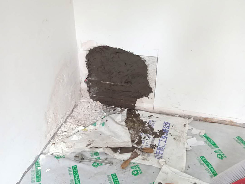 墻面局部修復(fù)：舊墻的清潔主要是對墻面原有的裝修和裝飾進(jìn)行清除。一般為對乳膠漆和膩?zhàn)訉?、木裝修、墻紙等的清除。墻面基底處理一定要做好,對于粉化嚴(yán)重的要進(jìn)行鏟除,再抹上一層白水泥。對于原來墻面過于光滑的，要進(jìn)行打磨處理,對于粘結(jié)不牢的表皮要進(jìn)行祛除，便于涂層材料與墻體表面的結(jié)合。墻面底漆的涂刷是為了抗堿防潮、封固基材同時(shí)對于面漆的質(zhì)感與遮蓋力也有所提高。對于墻面局部翻新工程，底漆是十分必要的,如果忽略了刷底漆，直接使用面漆的話,一段時(shí)間后墻面容易出現(xiàn)起泡、發(fā)霉等現(xiàn)象。