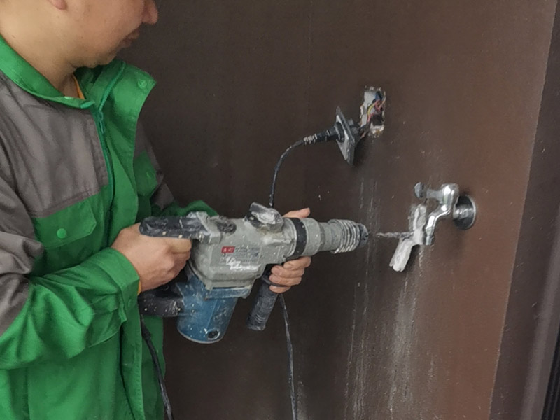 墻上打孔安裝：1、 墻體打孔時要留心來回抽插，不要為了圖速度，留神干粉卡鉆。 2、墻體打孔時鉆頭一定要穩(wěn)，不要左搖右搖，因為你搖的一起，相當(dāng)于加大鉆頭的摩擦力。 3、不要想一炮終究，下壓時留心力度，難打時或下降緩慢時，一定要拔出鉆頭，調(diào)查是不是有磚頭芯斷在鉆頭內(nèi)。 4、沒有水管或水源時，最佳不要用把水加在鉆頭里再打這種方法鉆洞，因為只需少量的水的話，水會把粉末粘住，構(gòu)成稀泥。增加鉆頭的摩擦力，這時比干打或水打都艱難。 5、需要注意的是，在進行打孔施工之前要找專業(yè)的打孔公司或人員，不夠?qū)I(yè)的技術(shù)人不僅可能對墻體造成損傷，有可能還會發(fā)生意外事故，對業(yè)主的利益造成威脅。