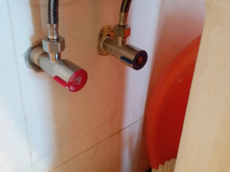 取斷絲安角閥：安裝前，應(yīng)將水管用水疏通一次，確認(rèn)水管內(nèi)無(wú)垃圾及殘?jiān)?，以免影響通水?2.注意纏繞方向，以角閥為例，角閥在擰進(jìn)墻里內(nèi)絲螺紋的時(shí)候，是向右順時(shí)針旋轉(zhuǎn)的，那我們?cè)诮情y上纏剩料帶的方向就是向左逆時(shí)針纏繞，這樣擰角閥的時(shí)候會(huì)越擰越緊，不會(huì)松脫。 3.纏的時(shí)候要拉緊生料帶，讓生料帶緊密貼附在螺紋上，盡量緊，不要纏松了，纏完要用手轉(zhuǎn)圈壓緊，也可以一邊壓緊一邊纏。 4.至于纏繞&ldquo;幾層&rdquo;沒(méi)有硬性規(guī)定，以能旋緊、不滲漏為準(zhǔn)，但根據(jù)經(jīng)驗(yàn)，通常需要纏繞十幾圈以上才能保證密封效果。 5.擰螺紋的時(shí)候不要往死里擰，由著點(diǎn)勁，并不一定非要擰到實(shí)在擰不動(dòng)才不漏，只要擰的時(shí)候手感能吃上勁就可以。