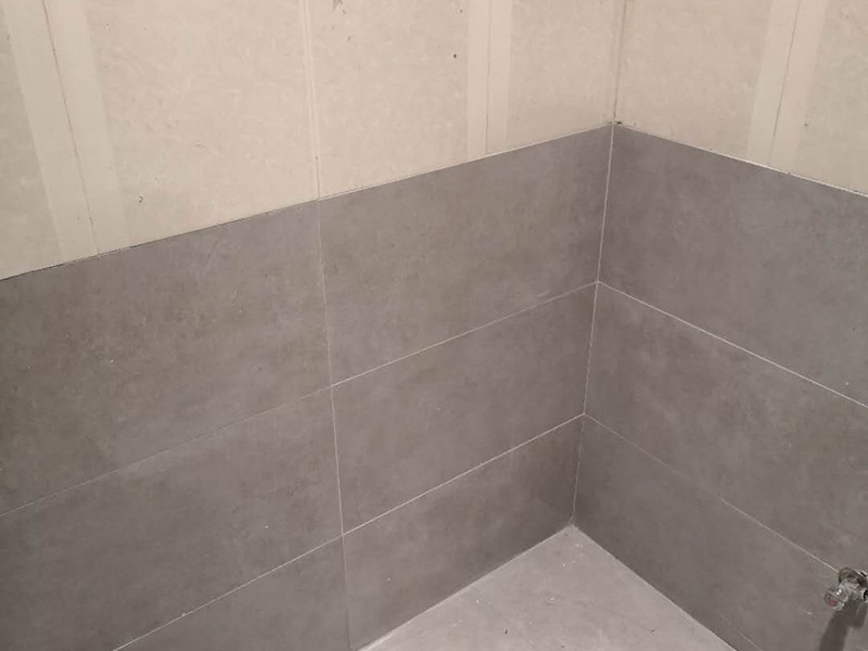 衛(wèi)生間墻面貼磚：1、 衛(wèi)生間墻面在施工前清理墻面的各類污物，用泥刀先批墻，后用水泥漿找平，防止瓷磚貼后有空鼓現(xiàn)象。 2、 衛(wèi)生間內(nèi)會防止抽風(fēng)機、安裝吊頂?shù)龋愿叨纫貏e注意，其次是墻磚與地磚的尺寸要互相對應(yīng)，不能有太大的差異，最后根據(jù)高度、尺寸與整體效果來確定鋪貼方法，如果統(tǒng)一墻面瓷磚不同，大尺寸瓷磚從下往上貼，小尺寸從上往下貼。