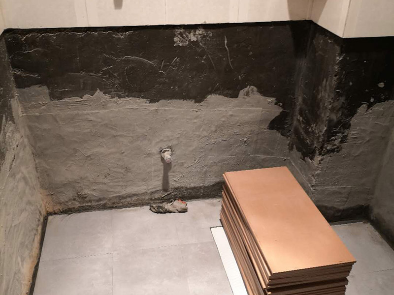 衛(wèi)生間墻面貼磚：1、 衛(wèi)生間墻面在施工前清理墻面的各類污物，用泥刀先批墻，后用水泥漿找平，防止瓷磚貼后有空鼓現(xiàn)象。 2、 衛(wèi)生間內(nèi)會防止抽風(fēng)機、安裝吊頂?shù)?，所以高度要特別注意，其次是墻磚與地磚的尺寸要互相對應(yīng)，不能有太大的差異，最后根據(jù)高度、尺寸與整體效果來確定鋪貼方法，如果統(tǒng)一墻面瓷磚不同，大尺寸瓷磚從下往上貼，小尺寸從上往下貼。