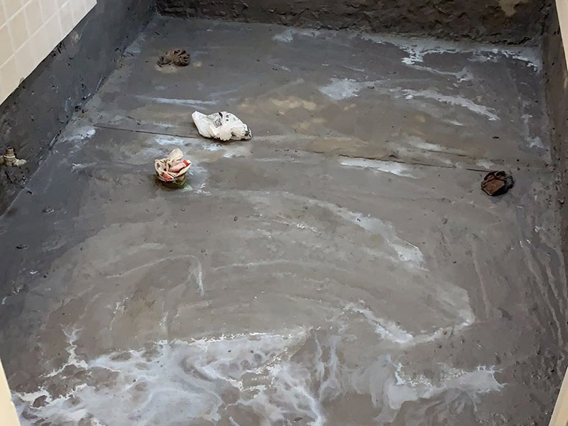 衛(wèi)生間重新做防水：我們?cè)谒⑼苛锨?，要保證衛(wèi)生間的干凈，干燥。防水涂料要刷全面，與基層結(jié)合牢固，不會(huì)出現(xiàn)氣泡，脫落等問(wèn)題。我們涂刷時(shí)，要由下至上，先墻后地涂刷。一般來(lái)說(shuō)，衛(wèi)生間的防水要做到180厘米，非淋浴墻面防水不能低于35厘米。小編建議防水統(tǒng)一做到180厘米。刷涂料不僅要注意高度，還有注意涂刷的厚度，國(guó)家規(guī)定防水涂料要涂到1.5毫米厚。防水涂料是要刷兩遍，第二遍涂料是要等第一遍涂料干透之后才能開始刷。