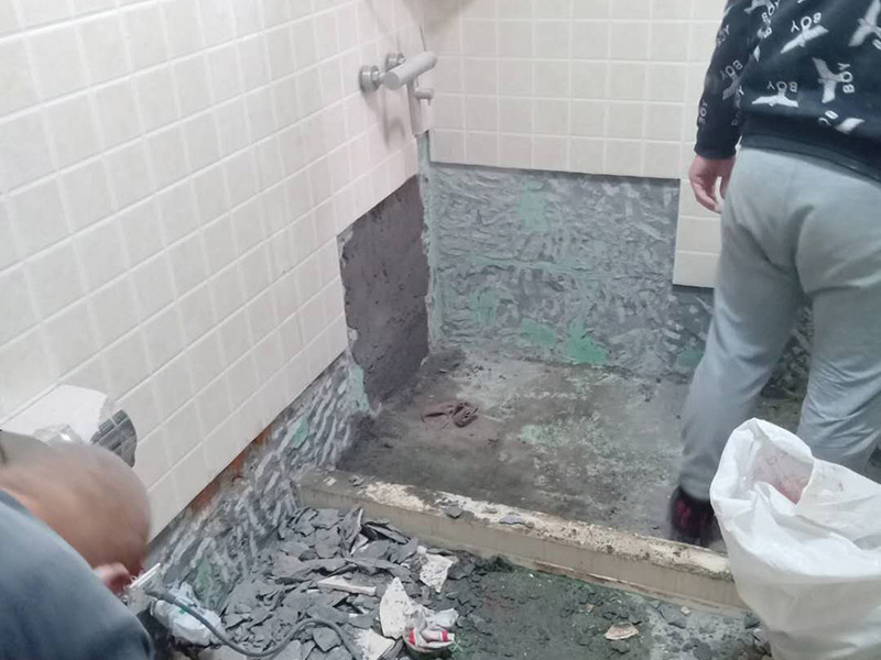 衛(wèi)生間重新做防水：我們?cè)谒⑼苛锨?，要保證衛(wèi)生間的干凈，干燥。防水涂料要刷全面，與基層結(jié)合牢固，不會(huì)出現(xiàn)氣泡，脫落等問(wèn)題。我們涂刷時(shí)，要由下至上，先墻后地涂刷。一般來(lái)說(shuō)，衛(wèi)生間的防水要做到180厘米，非淋浴墻面防水不能低于35厘米。小編建議防水統(tǒng)一做到180厘米。刷涂料不僅要注意高度，還有注意涂刷的厚度，國(guó)家規(guī)定防水涂料要涂到1.5毫米厚。防水涂料是要刷兩遍，第二遍涂料是要等第一遍涂料干透之后才能開始刷。