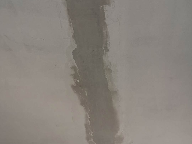 臥室屋頂裂縫維修：1、表面修補法，適用于墻面上較細較淺的裂縫，修補此種細縫只需要沿著開裂的縫隙涂抹白膠，待白膠干透之后砂紙磨平，再刷上墻面相同的油漆使顏色相同就可以了； 2、深層修復(fù)法，適用于較寬的裂縫，修補此類裂縫，需沿裂縫表面做成一個"V"字形狀的凹槽，再用基底進行修補，然后再刷墻固，找平，刷漆，這種做法一般要求鑿開比裂縫稍大的凹槽，這樣修補后的墻面不易二次開裂； 3、壓力修補法，如果出現(xiàn)的裂縫較小但是比較深，如果只用膠進行涂抹的話不會深入裂縫深處，所以要借助壓縮泵的壓力使膠體深入裂縫底層，然后在晾干刷漆就可以了。