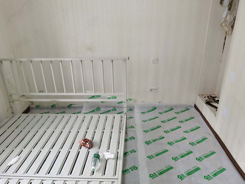 臥室墻面重新粉刷：整理墻面。用鏟刀鏟除墻面已松動的膩子層，無法用鏟刀鏟除的膩子層，用小錘子悄悄敲擊，如果沒有空鼓聲音，而且敲后仍不松動的可以保留原有的基層。清洗墻面外表的浮塵和油污等。用耐膩子對局部損壞部位進行修補完好。涂刷底漆(糯米圖植物涂料直接上底料，不需要膩子層)，待膩子層干燥固化后，涂刷1-2遍底漆。涂刷面漆。待底漆徹底干燥后，涂刷兩遍面漆。涂料涂刷時不能過量兌水，尤其是深色彩的涂料，兌水過多也許致使浮色發(fā)花等不良現(xiàn)象。