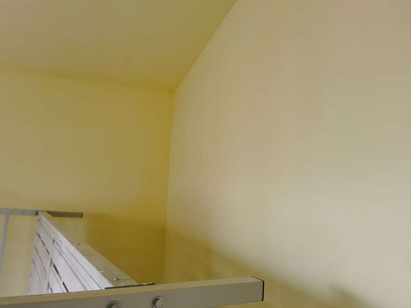 臥室墻面重新粉刷：整理墻面。用鏟刀鏟除墻面已松動的膩子層，無法用鏟刀鏟除的膩子層，用小錘子悄悄敲擊，如果沒有空鼓聲音，而且敲后仍不松動的可以保留原有的基層。清洗墻面外表的浮塵和油污等。用耐膩子對局部損壞部位進行修補完好。涂刷底漆(糯米圖植物涂料直接上底料，不需要膩子層)，待膩子層干燥固化后，涂刷1-2遍底漆。涂刷面漆。待底漆徹底干燥后，涂刷兩遍面漆。涂料涂刷時不能過量兌水，尤其是深色彩的涂料，兌水過多也許致使浮色發(fā)花等不良現(xiàn)象。