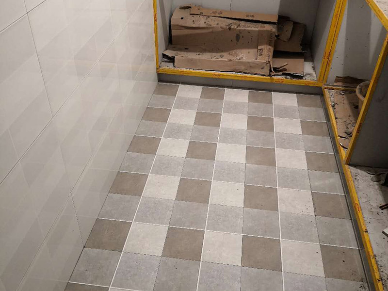 廚房地面地磚安裝：一般地磚有干鋪和濕鋪兩種,一般是鋪的優(yōu)點(diǎn)是單核的比知較結(jié)實(shí)一些缺點(diǎn)就是大塊的地磚容易切工不容易找平道兒干鋪的就比較容易找平了也不容易貼空，但是干鋪版的強(qiáng)度沒有濕鋪的好一些，所以一般情況下選擇是濕鋪是比較好的一種鋪地磚權(quán)的方法。