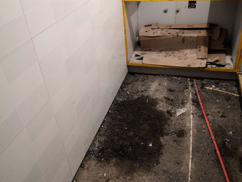 廚房地面地磚安裝：一般地磚有干鋪和濕鋪兩種,一般是鋪的優(yōu)點(diǎn)是單核的比知較結(jié)實(shí)一些缺點(diǎn)就是大塊的地磚容易切工不容易找平道兒干鋪的就比較容易找平了也不容易貼空，但是干鋪版的強(qiáng)度沒有濕鋪的好一些，所以一般情況下選擇是濕鋪是比較好的一種鋪地磚權(quán)的方法。