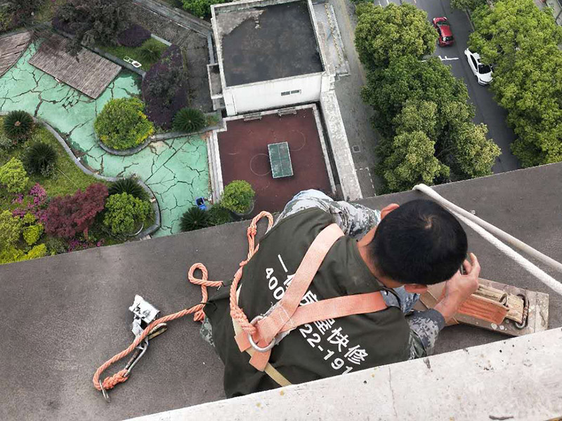 窗戶外墻防水：1、窗戶周圍的墻面要粉刷窗戶周圍的墻面，因?yàn)榇皯暨B接外面，所以涂刷防水涂料的時(shí)候，要比別處涂刷的防水材料要多一層。 2、窗臺(tái)表面也需要涂刷防水材料，涂刷以后，因?yàn)榇芭_(tái)表面經(jīng)常會(huì)接觸到水，所以一般業(yè)主會(huì)在窗戶表面鋪設(shè)石材做為窗臺(tái)。 3、窗臺(tái)四周的墻壁，因?yàn)榫嚯x窗臺(tái)比較近，所以窗臺(tái)四周的墻壁也要粉刷一些防水涂料。防止水氣滲入窗臺(tái)四周的墻壁中。