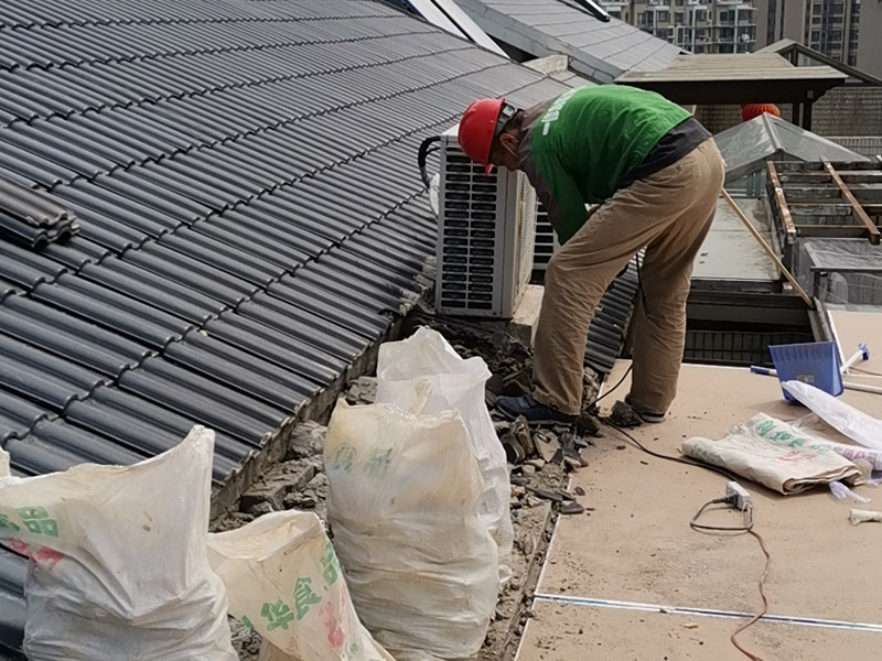 屋頂局部拆除：首先我們需要對屋頂進行檢查，查找漏水的原因的由管道，防水層，還是接縫裂縫引起的。找到屋頂漏水的原因了才好對應(yīng)方法進行修補。如果屋頂以前沒有做過防水，是新的水泥樓頂，那最好全面的做一次整體防水。選擇質(zhì)量較好的聚酯防水涂料或者聚酯防水卷材。如果以前做過防水，且時間較久，那么可能防水層已經(jīng)基本失去作用了，只能重新再做一遍。