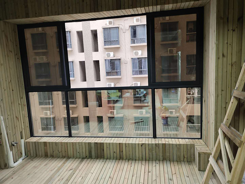 陽(yáng)臺(tái)木板刷清漆：1.刷木板清漆要刷兩次,第一次不要使用太多,在木板表面刷一層就好。 2.刷第二次前,要留意表面有沒(méi)有縫隙,有沒(méi)有凹凸處,有的話(huà)要先磨平。 3.第二次刷時(shí)動(dòng)作要快,不能漏刷,一邊刷一邊看哪里漏掉了或者哪里不平,以及時(shí)作出彌補(bǔ)。