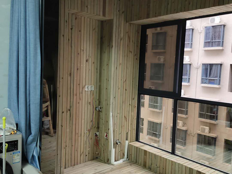 陽(yáng)臺(tái)木板刷清漆：1.刷木板清漆要刷兩次,第一次不要使用太多,在木板表面刷一層就好。 2.刷第二次前,要留意表面有沒(méi)有縫隙,有沒(méi)有凹凸處,有的話(huà)要先磨平。 3.第二次刷時(shí)動(dòng)作要快,不能漏刷,一邊刷一邊看哪里漏掉了或者哪里不平,以及時(shí)作出彌補(bǔ)。