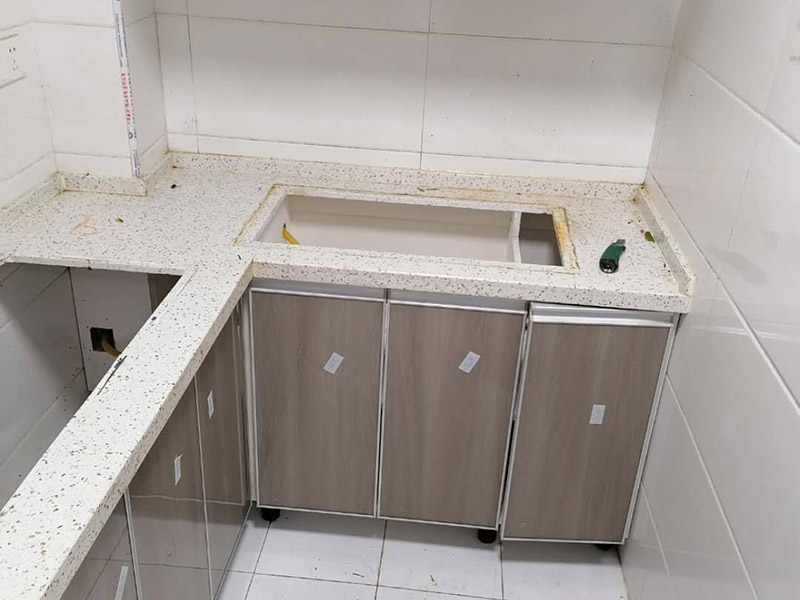 主水管漏水維修，櫥柜安裝：把漏水的管子拆卸下來，或者更換掉，用PVC專用膠水涂抹以后直接接上就行了，用生料帶以及黑膠布是不能阻止漏水的。   如果漏水不是很厲害的話，在管子的外面、漏水的地方用玻璃膠涂抹也行，但前提是，涂抹玻璃膠的時(shí)候，管子必須是干的。