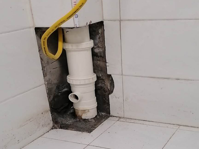 主水管漏水維修，櫥柜安裝：把漏水的管子拆卸下來，或者更換掉，用PVC專用膠水涂抹以后直接接上就行了，用生料帶以及黑膠布是不能阻止漏水的。   如果漏水不是很厲害的話，在管子的外面、漏水的地方用玻璃膠涂抹也行，但前提是，涂抹玻璃膠的時(shí)候，管子必須是干的。