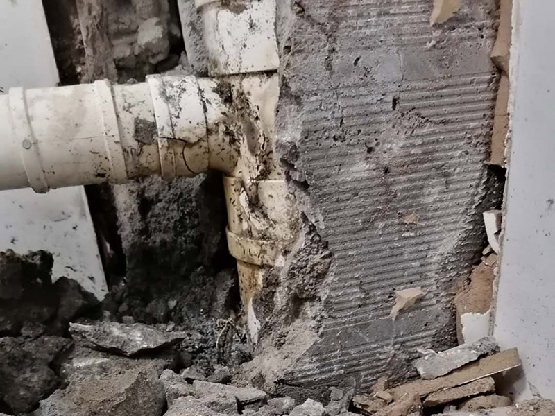 主水管漏水維修，櫥柜安裝：把漏水的管子拆卸下來，或者更換掉，用PVC專用膠水涂抹以后直接接上就行了，用生料帶以及黑膠布是不能阻止漏水的。   如果漏水不是很厲害的話，在管子的外面、漏水的地方用玻璃膠涂抹也行，但前提是，涂抹玻璃膠的時(shí)候，管子必須是干的。