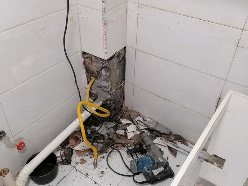 主水管漏水維修，櫥柜安裝：把漏水的管子拆卸下來，或者更換掉，用PVC專用膠水涂抹以后直接接上就行了，用生料帶以及黑膠布是不能阻止漏水的。   如果漏水不是很厲害的話，在管子的外面、漏水的地方用玻璃膠涂抹也行，但前提是，涂抹玻璃膠的時(shí)候，管子必須是干的。