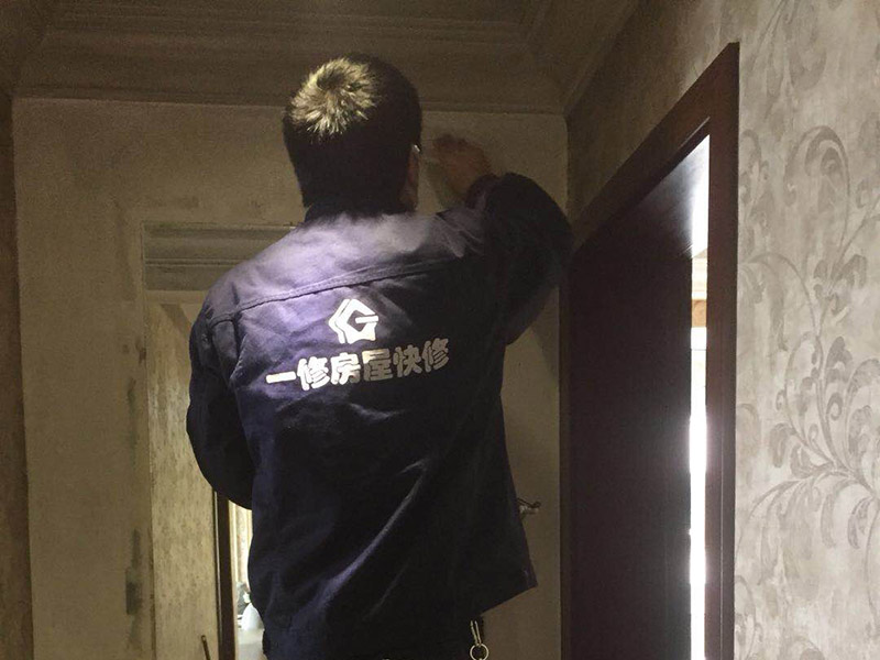 墻紙維修翻新：墻紙墻布鋪貼前，必須檢查墻面要干凈平整，墻體、墻皮表面無空鼓或松動脫落。如果有墻面8大問題，修復(fù)處理好墻體基底層。基膜等干透，時間為2小時-4小時。再一面墻陰角處開始滾刷糯米膠，滾刷好一面墻（上下粉刷均勻）后才開始貼墻布。墻紙墻布沿墻面放置，無縫接縫的必須上高度和墻面高度一致，對花拼接的墻紙墻布考慮好花樣、紋理的方向。