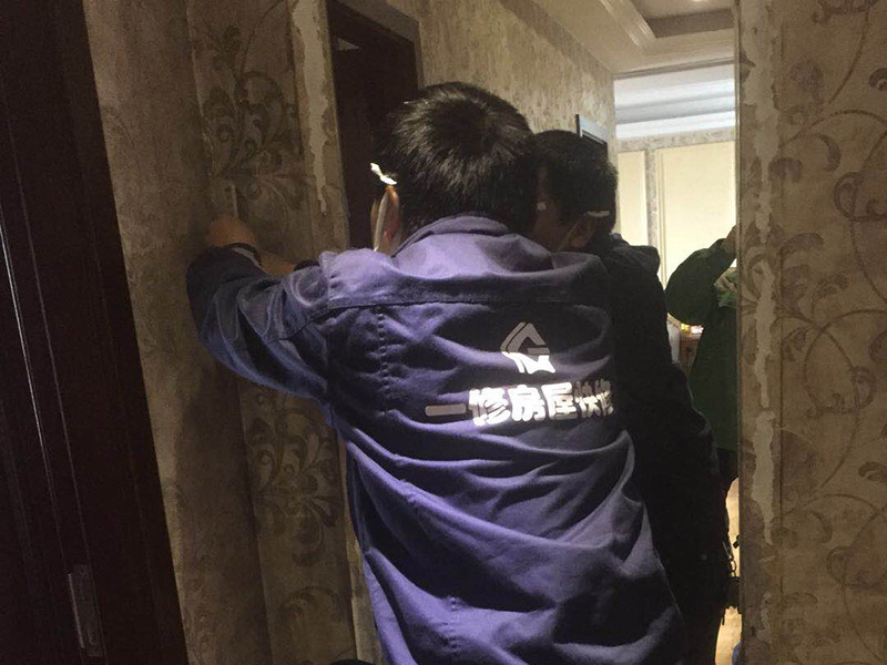 墻紙維修翻新：墻紙墻布鋪貼前，必須檢查墻面要干凈平整，墻體、墻皮表面無空鼓或松動脫落。如果有墻面8大問題，修復(fù)處理好墻體基底層?；さ雀赏?，時間為2小時-4小時。再一面墻陰角處開始滾刷糯米膠，滾刷好一面墻（上下粉刷均勻）后才開始貼墻布。墻紙墻布沿墻面放置，無縫接縫的必須上高度和墻面高度一致，對花拼接的墻紙墻布考慮好花樣、紋理的方向。