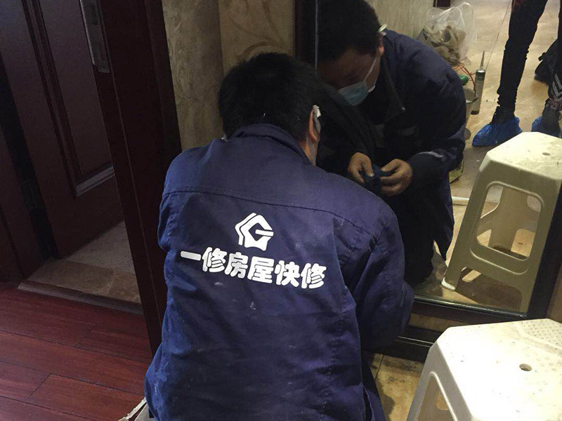 墻紙維修翻新：墻紙墻布鋪貼前，必須檢查墻面要干凈平整，墻體、墻皮表面無空鼓或松動脫落。如果有墻面8大問題，修復(fù)處理好墻體基底層?；さ雀赏?，時間為2小時-4小時。再一面墻陰角處開始滾刷糯米膠，滾刷好一面墻（上下粉刷均勻）后才開始貼墻布。墻紙墻布沿墻面放置，無縫接縫的必須上高度和墻面高度一致，對花拼接的墻紙墻布考慮好花樣、紋理的方向。